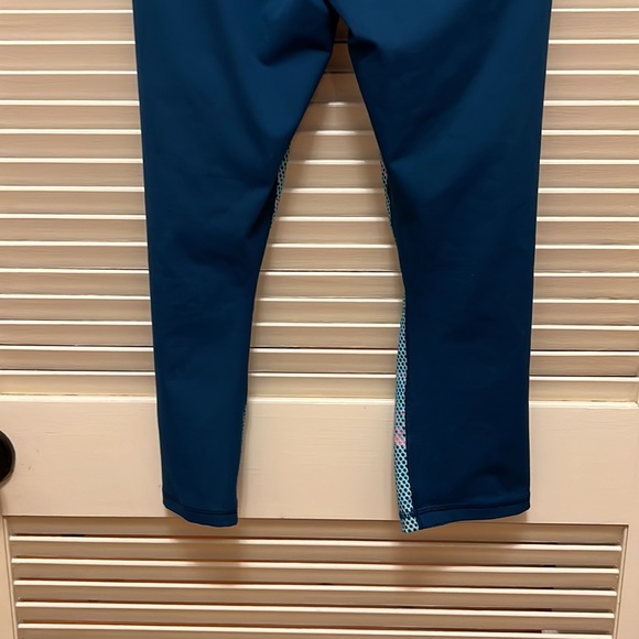 Armour Athletic Leggings/ Exercise / Running
Pants in Teal with a Colorful Panel - Picture 11 of 16